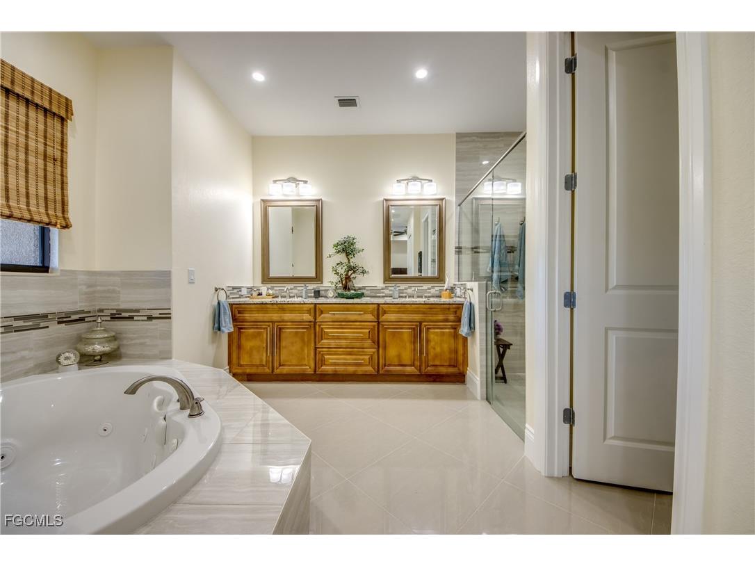 912 Palmetto Pointe Circle Cape Coral FL 33991 2025021736 image22