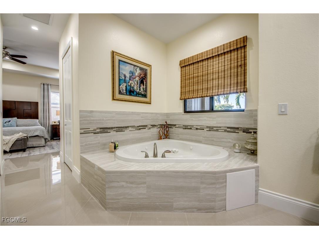 912 Palmetto Pointe Circle Cape Coral FL 33991 2025021736 image24