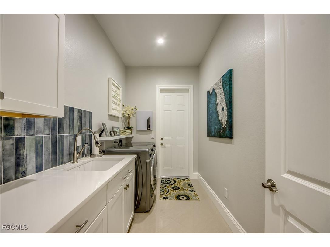 912 Palmetto Pointe Circle Cape Coral FL 33991 2025021736 image34