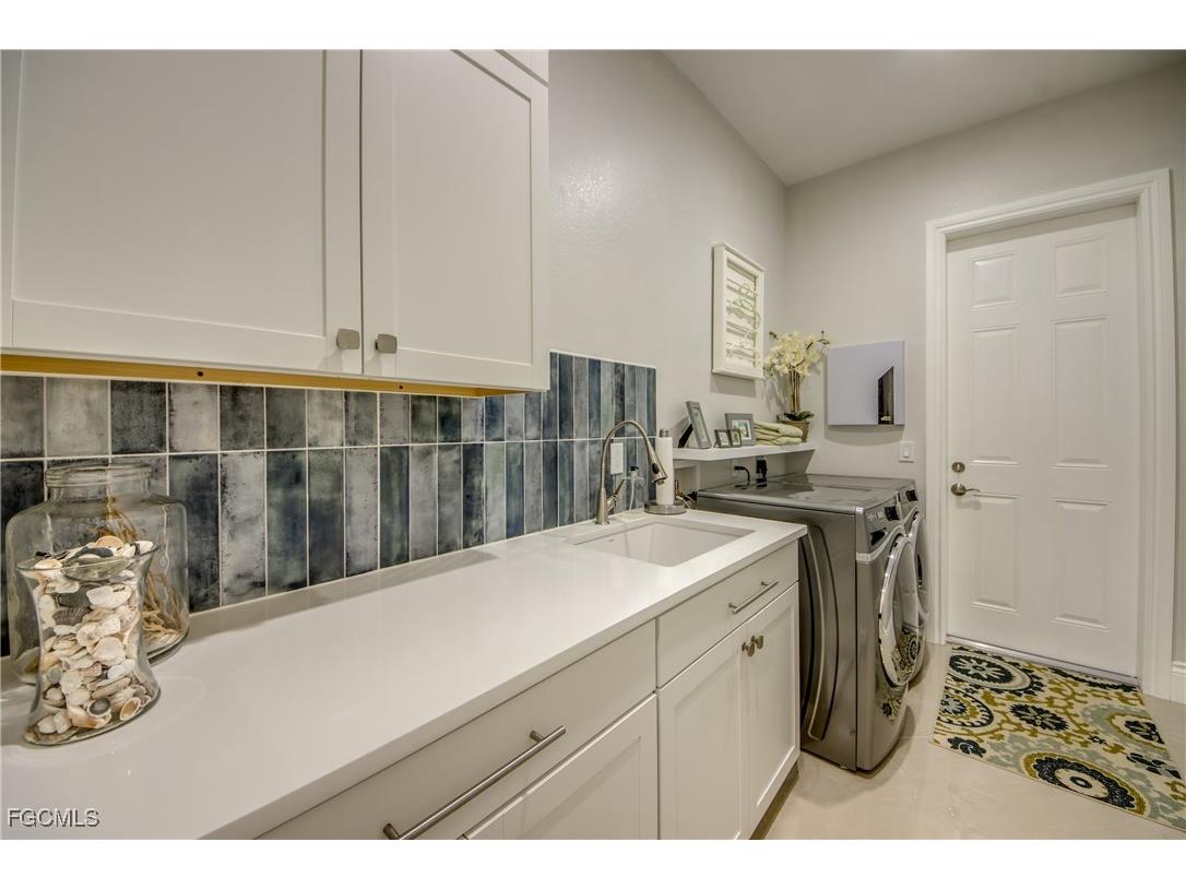 912 Palmetto Pointe Circle Cape Coral FL 33991 2025021736 image35