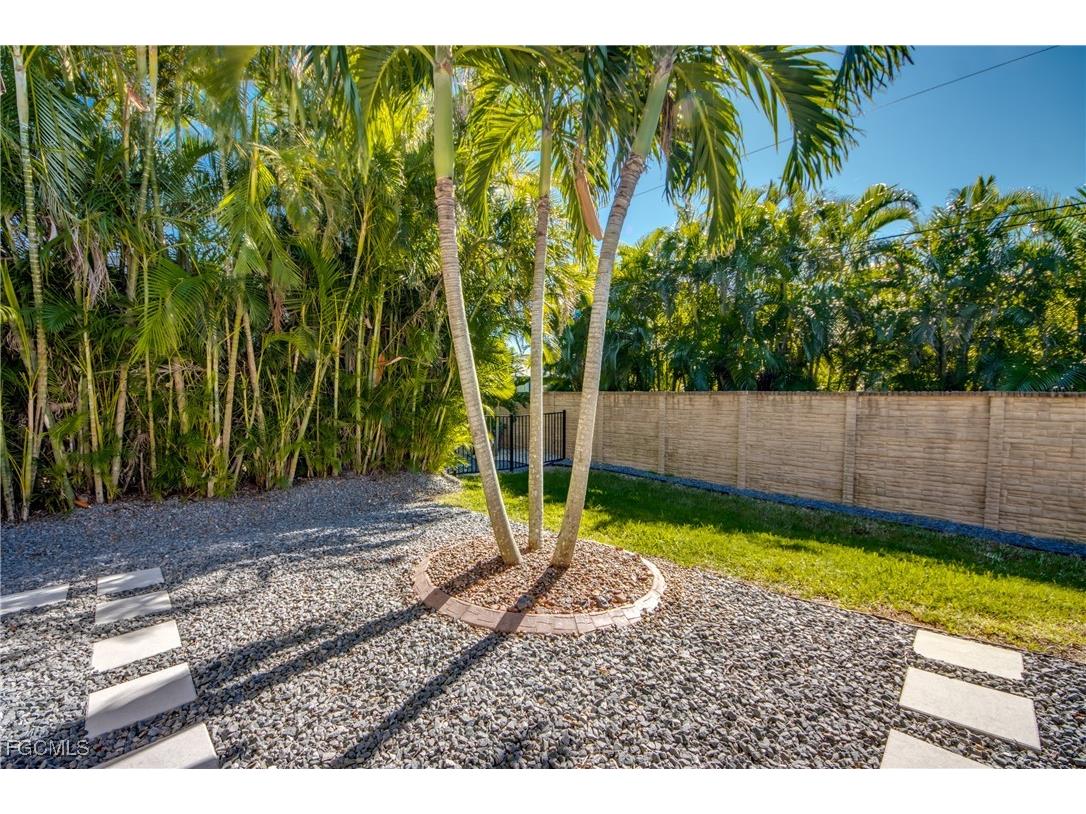 912 Palmetto Pointe Circle Cape Coral FL 33991 2025021736 image42