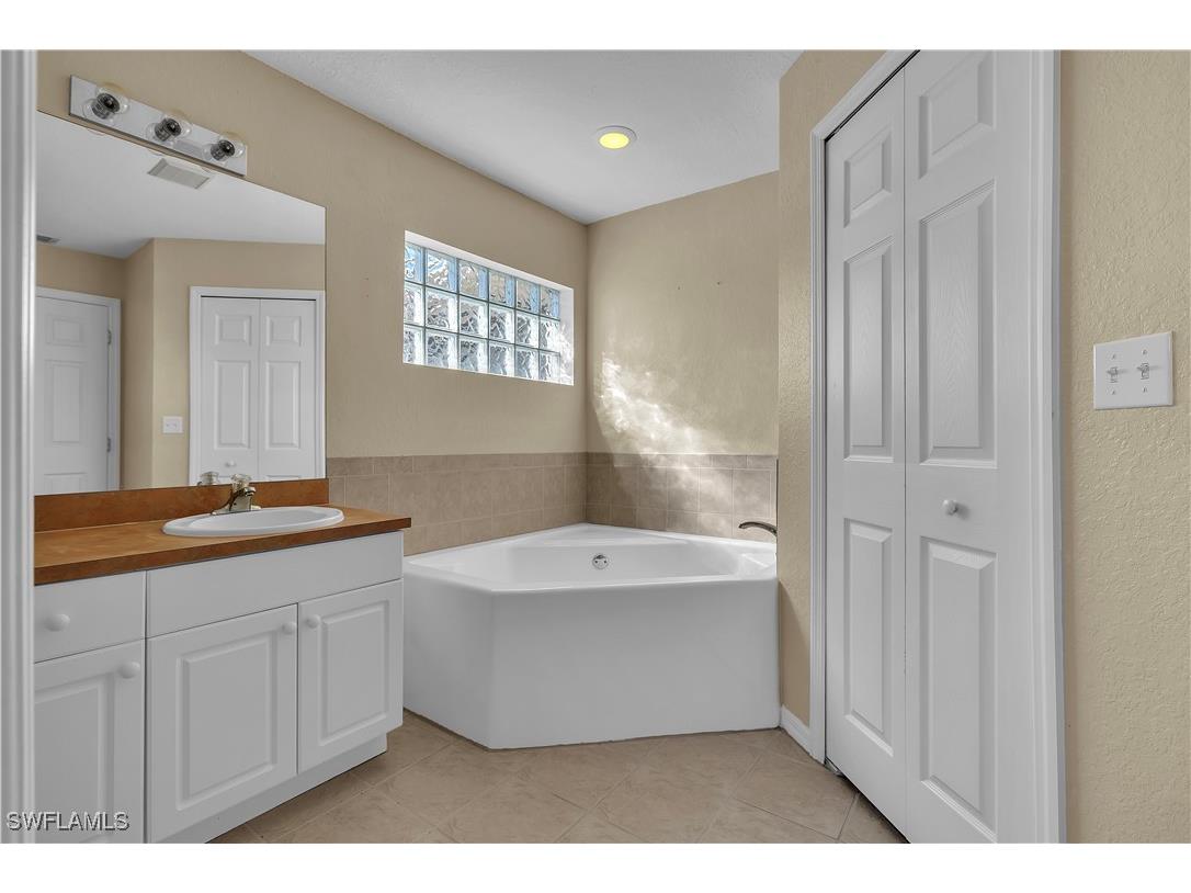 916 NE 4th Place Cape Coral FL 33909 226005851 image28