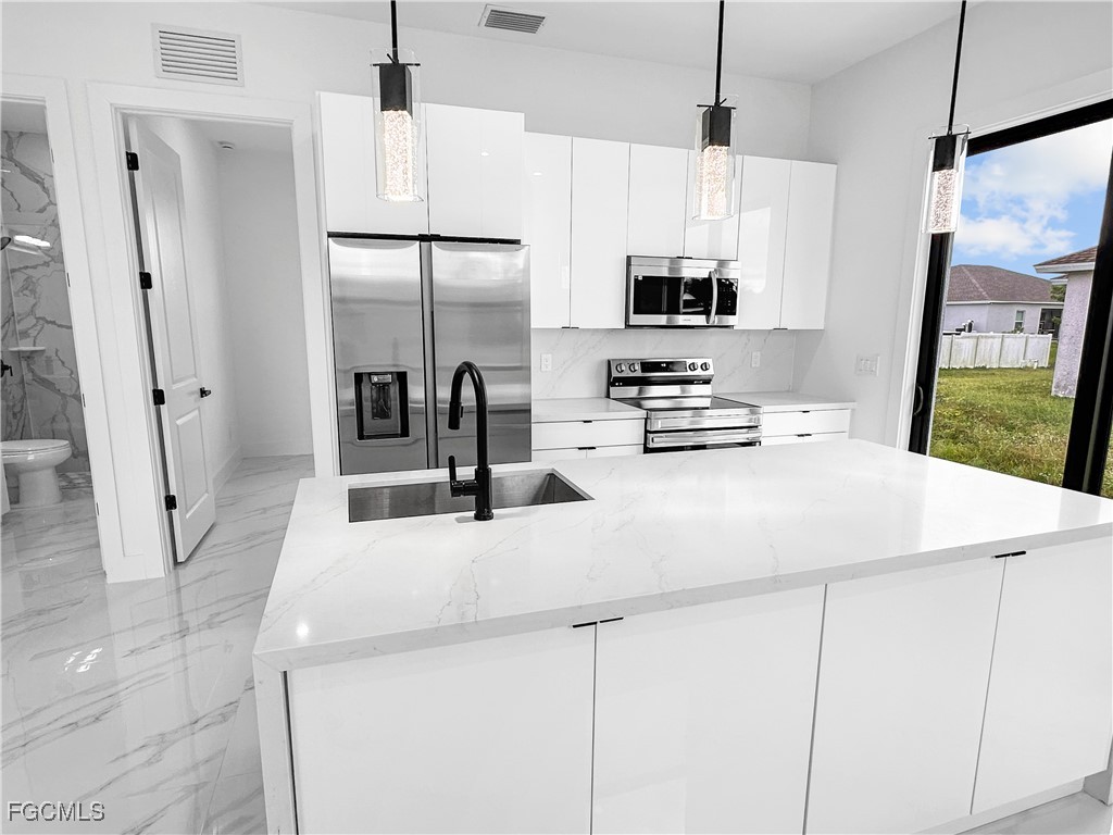 916 Sara Avenue N Lehigh Acres FL 33971 2025020381 image3