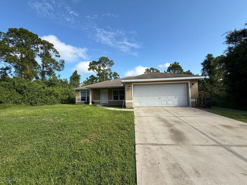 919 Berg Street E Lehigh Acres FL 33974 2025015044 image1