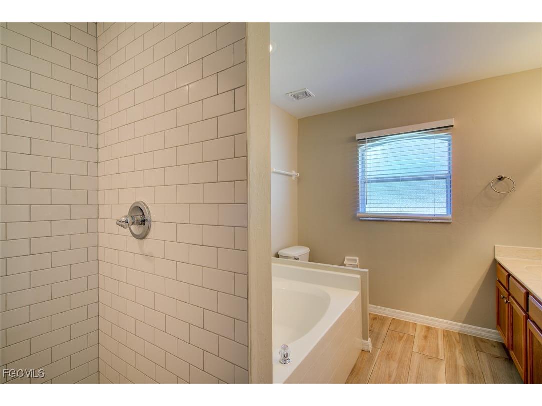 919 SW 15th Place Cape Coral FL 33991 2025021850 image23