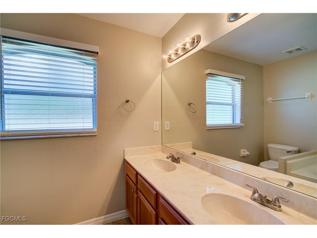 919 SW 15th Place Cape Coral FL 33991 2025021850 image25