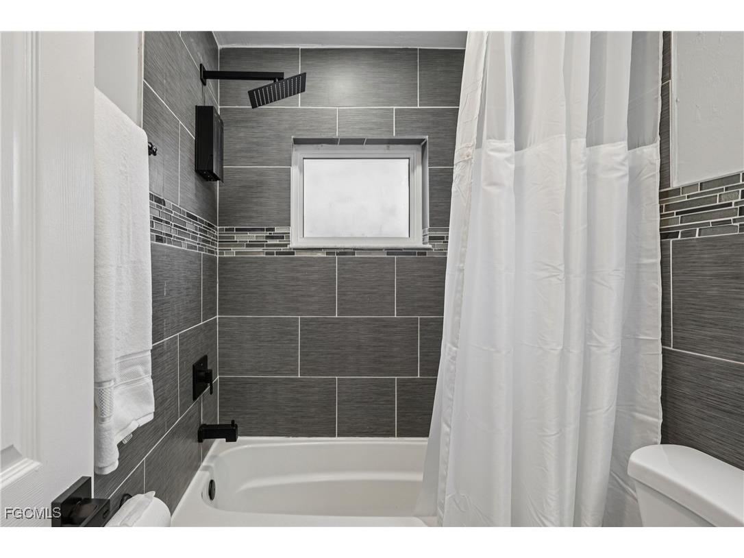 92 Oak Street North Fort Myers FL 33903 2025022208 image21