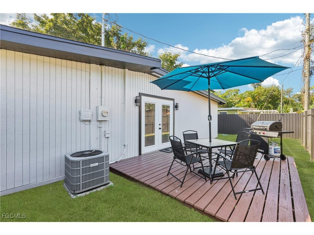 92 Oak Street North Fort Myers FL 33903 2025022208 image23