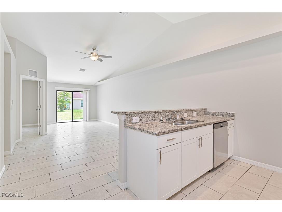 923 & 925 SE 13th Terrace Cape Coral FL 33990 2025003882 image10