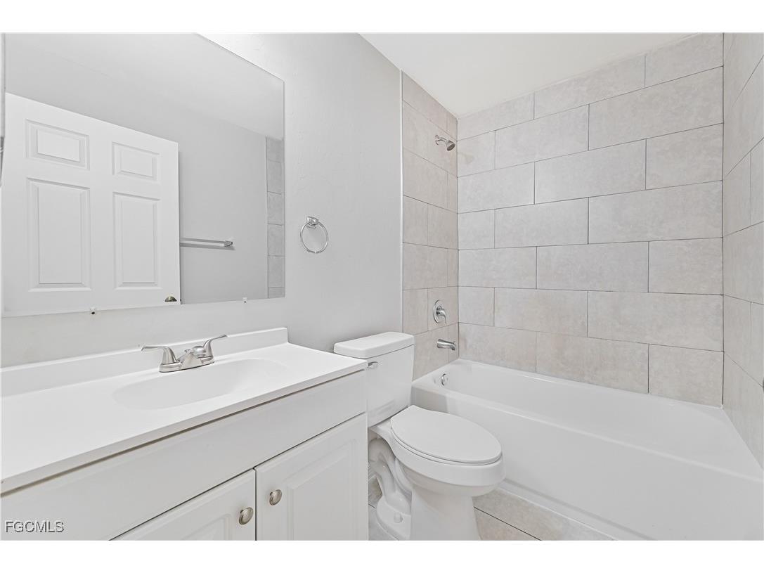 923 & 925 SE 13th Terrace Cape Coral FL 33990 2025003882 image16