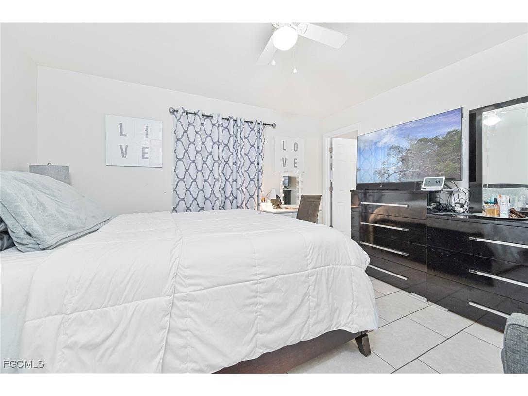 923 & 925 SE 13th Terrace Cape Coral FL 33990 2025003882 image28