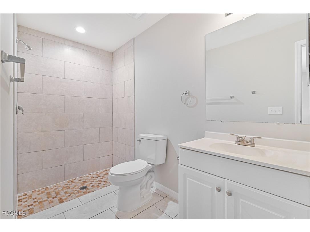 923 & 925 SE 13th Terrace Cape Coral FL 33990 2025003882 image8