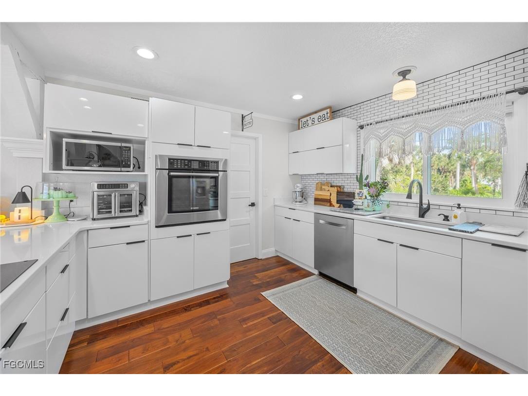 9247 Dimmick Drive Sanibel FL 33957 2025018937 image11