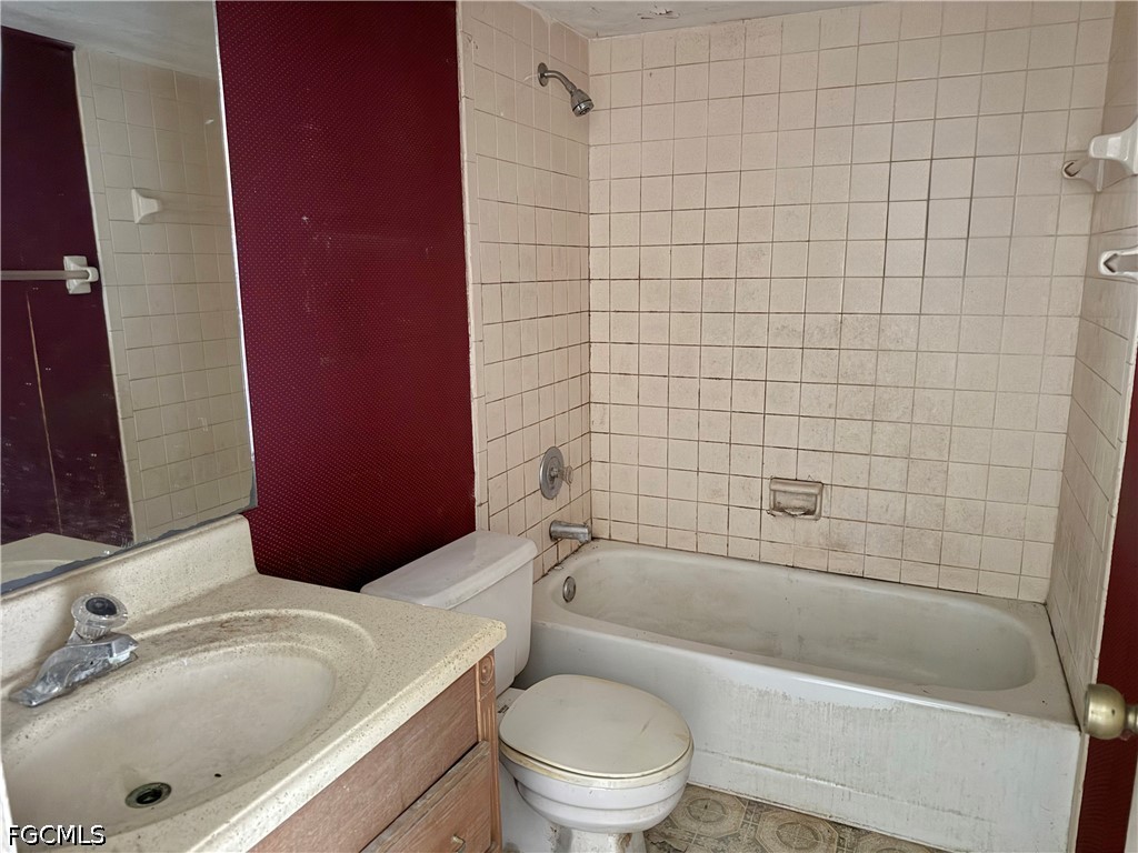 9305 Lake Park Drive #104 Fort Myers FL 33919 2026019682 image4