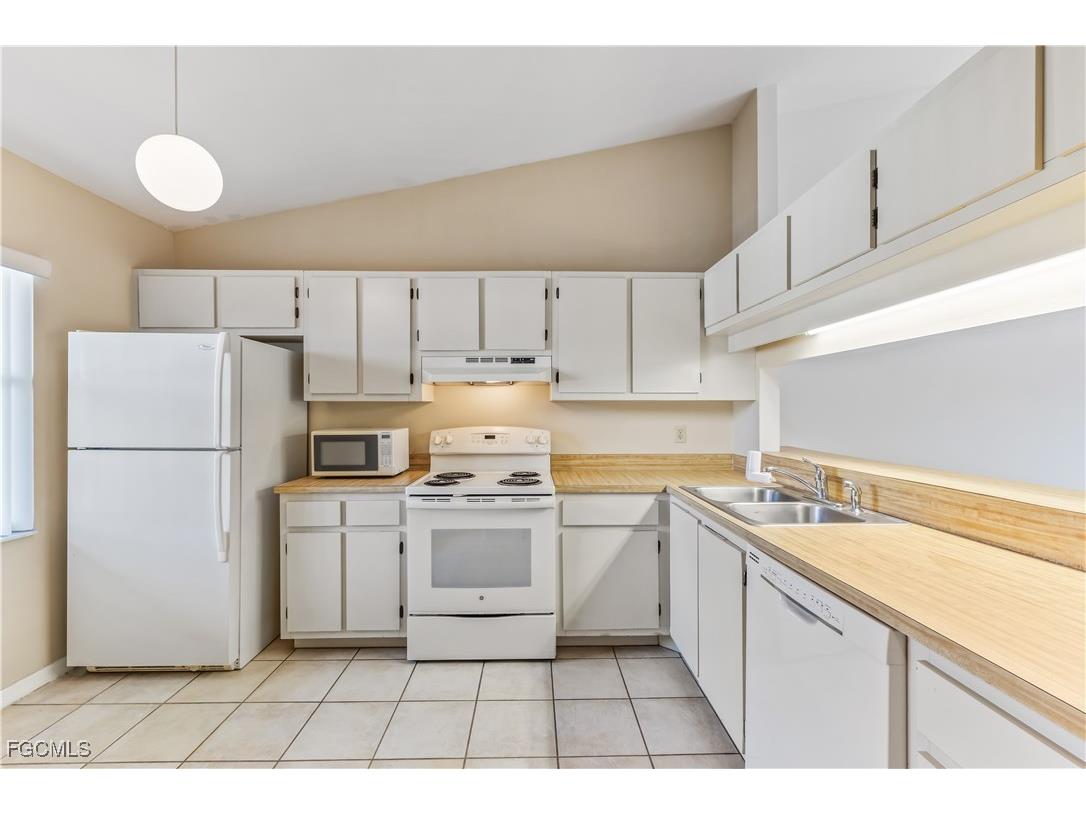 9305 Lake Park Drive #204 Fort Myers FL 33919 2025020123 image4