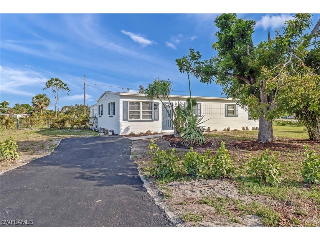 931 Tropical Palm Avenue North Fort Myers FL 33903 223035053 image1