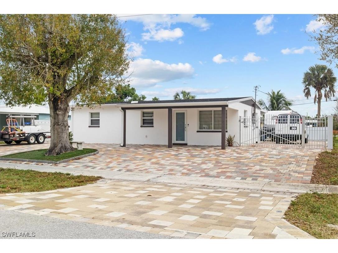 944 Tropical Palm Avenue North Fort Myers FL 33903 224006260 image1