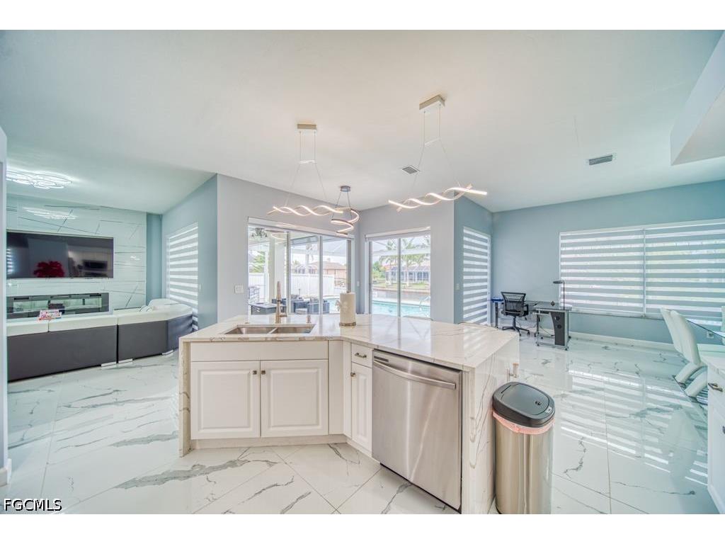 946 SE 23rd Place Cape Coral FL 33990 2026024740 image20