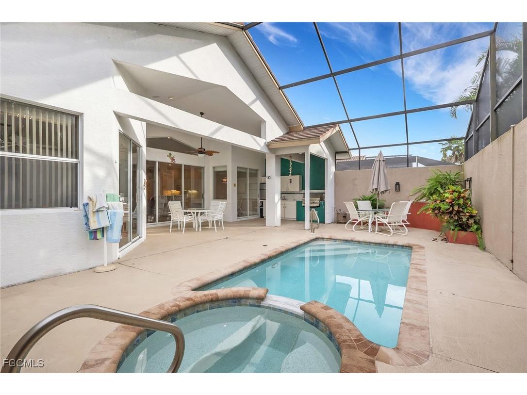 9519 Mariners Cove Lane S Fort Myers FL 33919 2025019190 image3