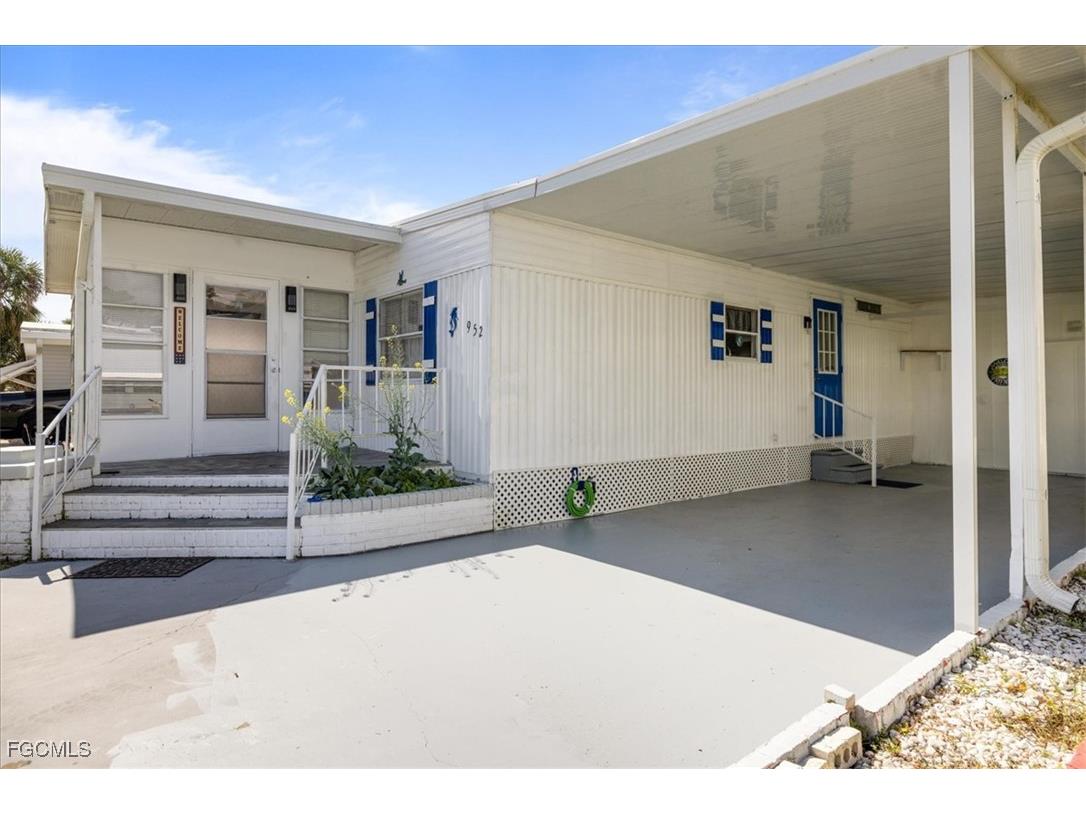 952 Days Lane North Fort Myers FL 33917 2025022430 image1