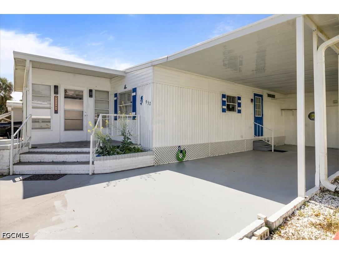 952 Days Lane North Fort Myers FL 33917 2026024970 image1