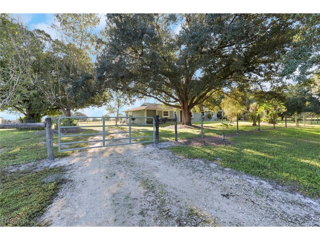 953 Niles Street Fort Denaud FL 33935 2025015142 image1