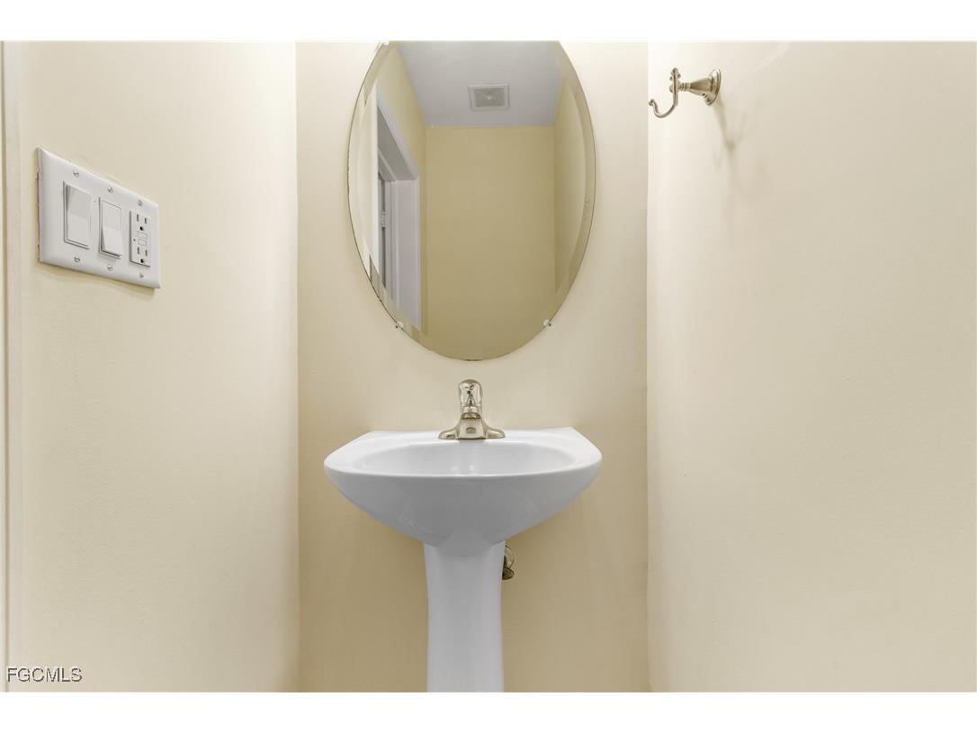 9602 Roundstone Circle Fort Myers FL 33967 2025017765 image5