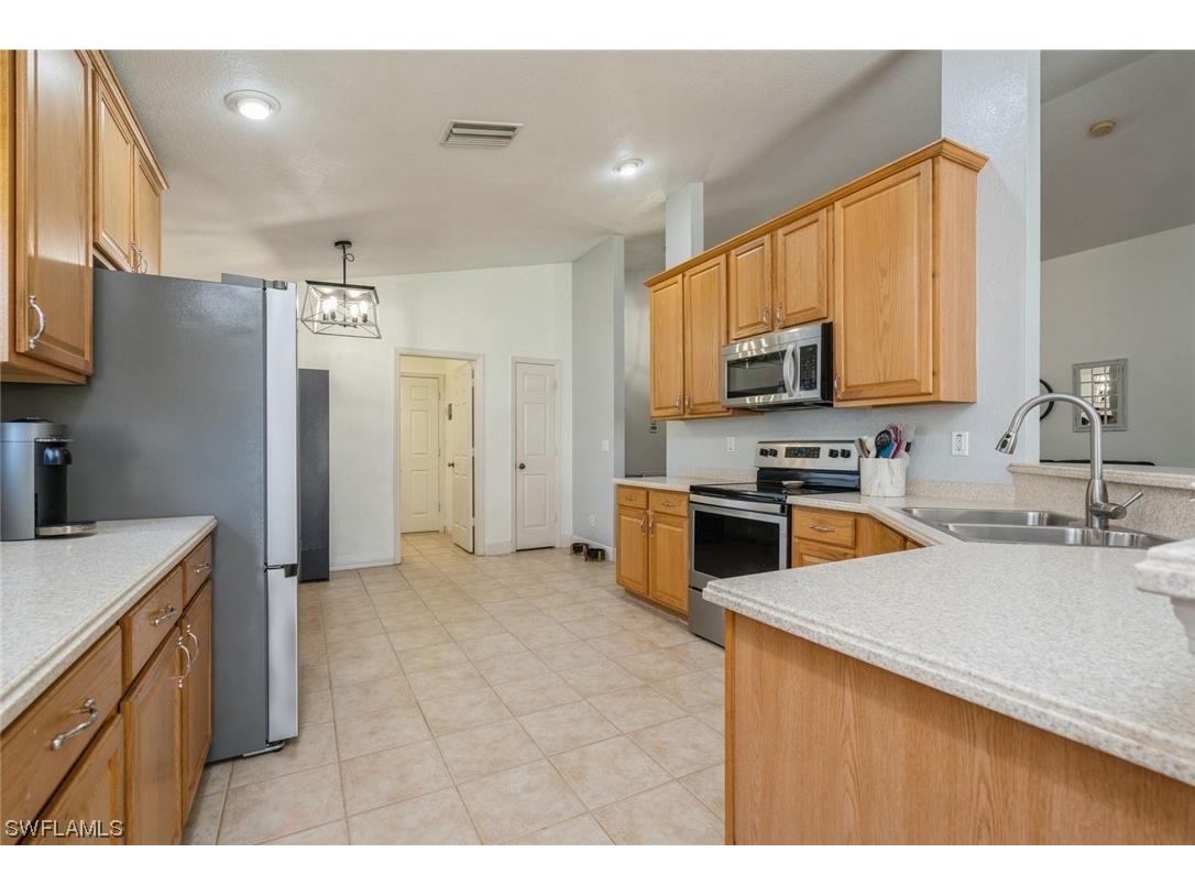 9705 Gladiolus Bulb Loop Fort Myers FL 33908 224010228 image1