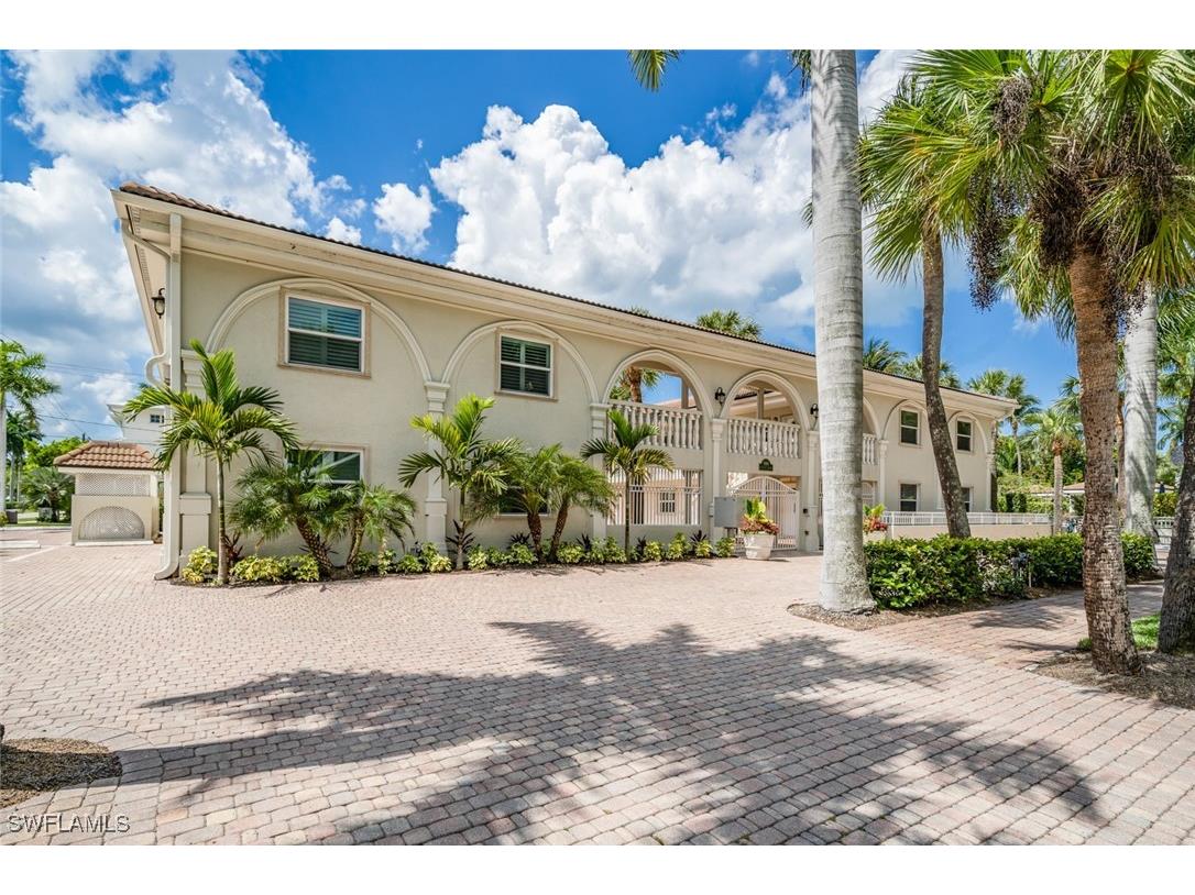 980 7th Ave S #206 Naples FL 34102 225031829 image1