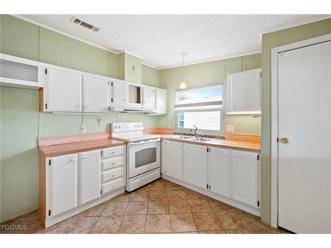 9849 Creekwood Lane Fort Myers FL 33905 2025010070 image7