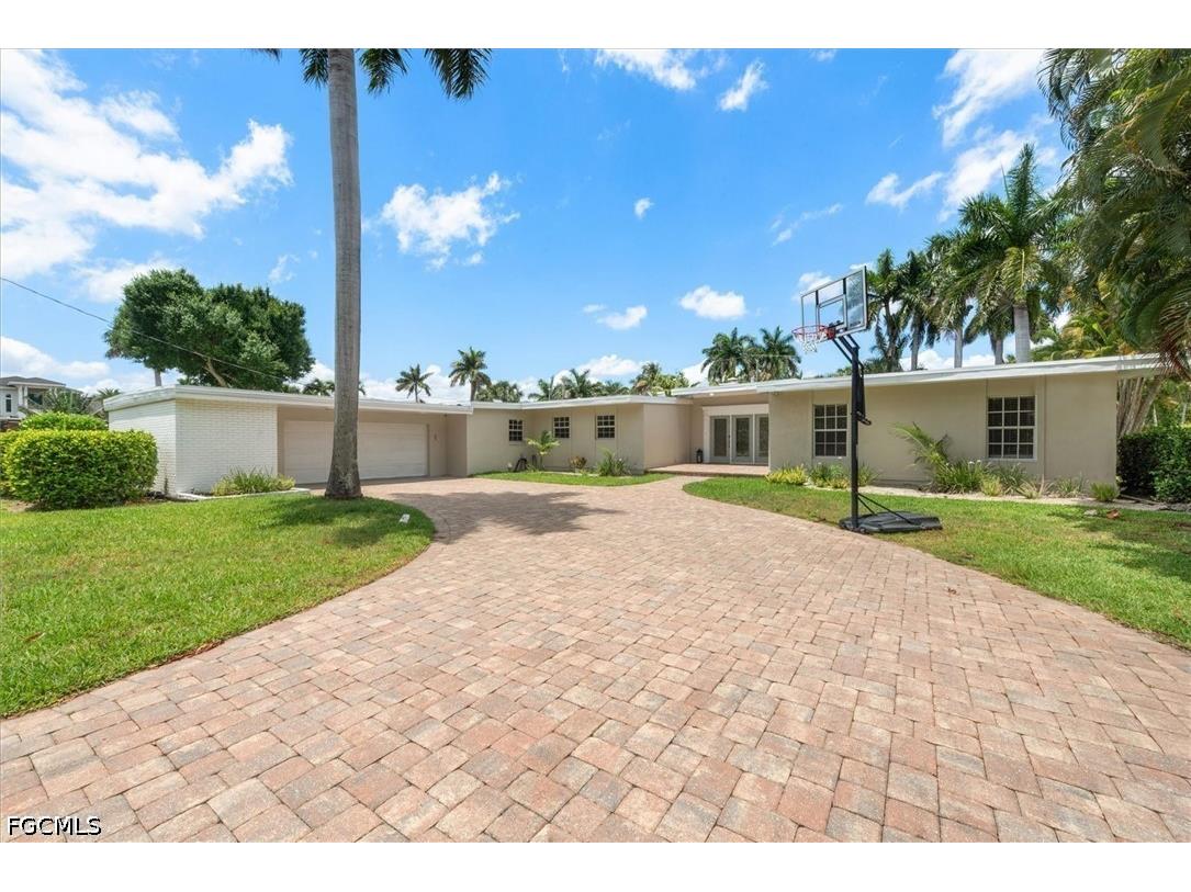 991 Aqua Lane Fort Myers FL 33919 2026020983 image1