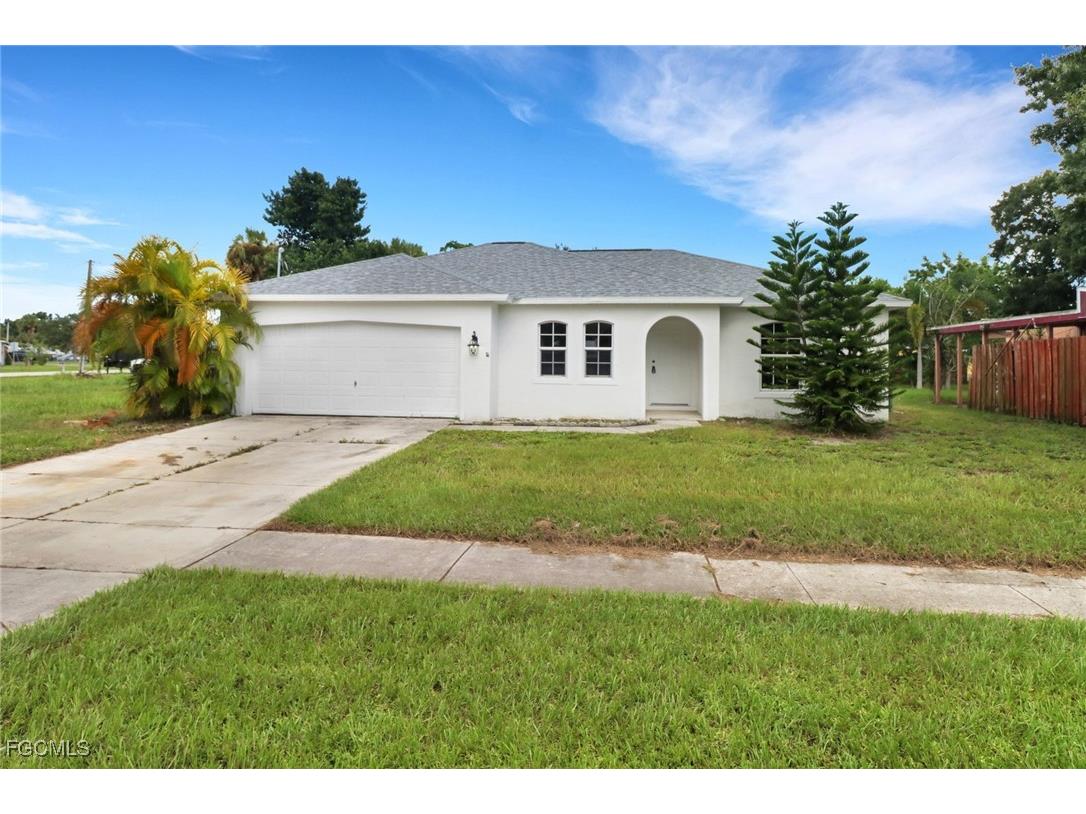 992 Tropical Palm Avenue North Fort Myers FL 33903 2025012826 image1