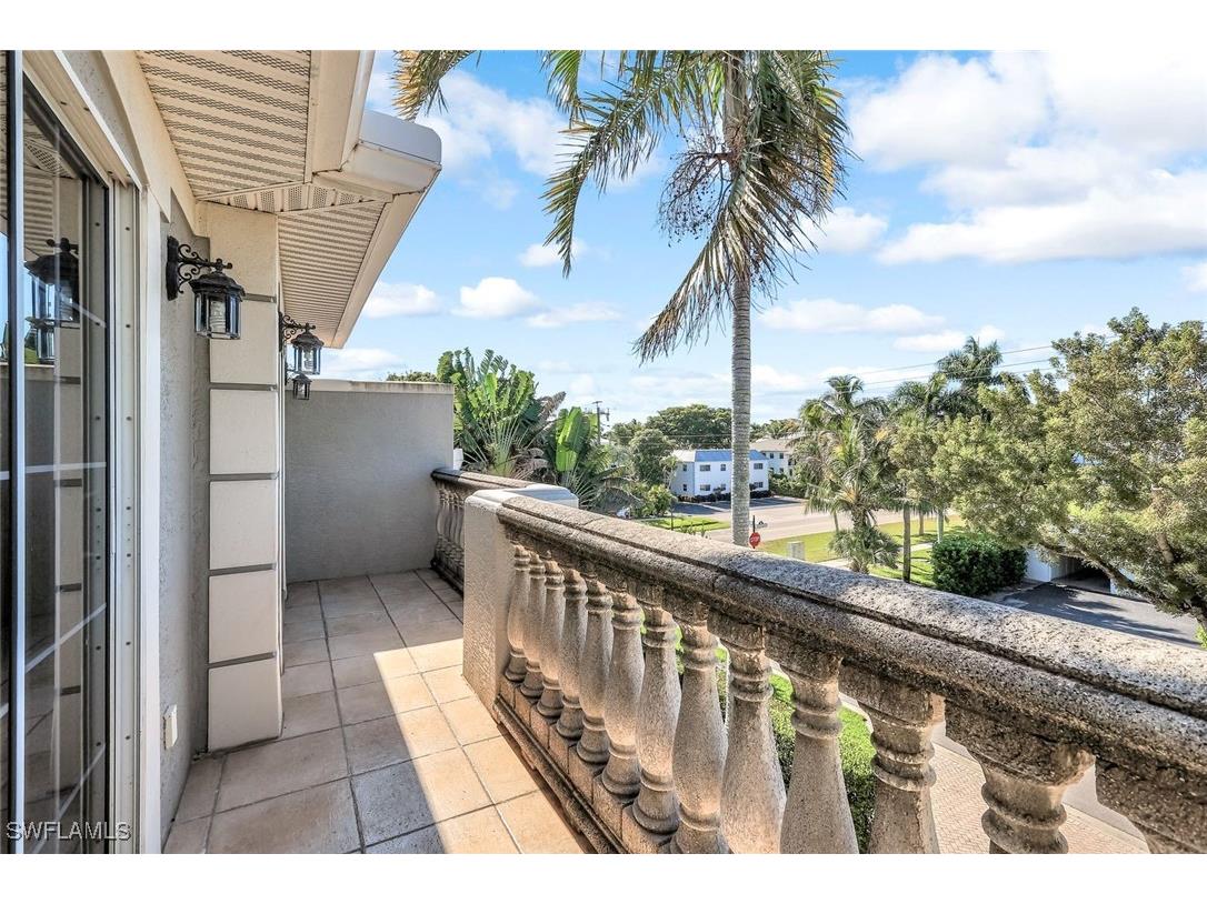 993 8th Street S #2 Naples FL 34102 225082175 image18