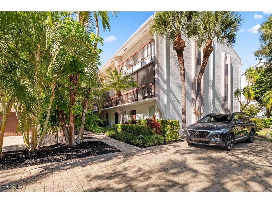 995 9th Avenue S #5 Naples FL 34102 2025022530 image1