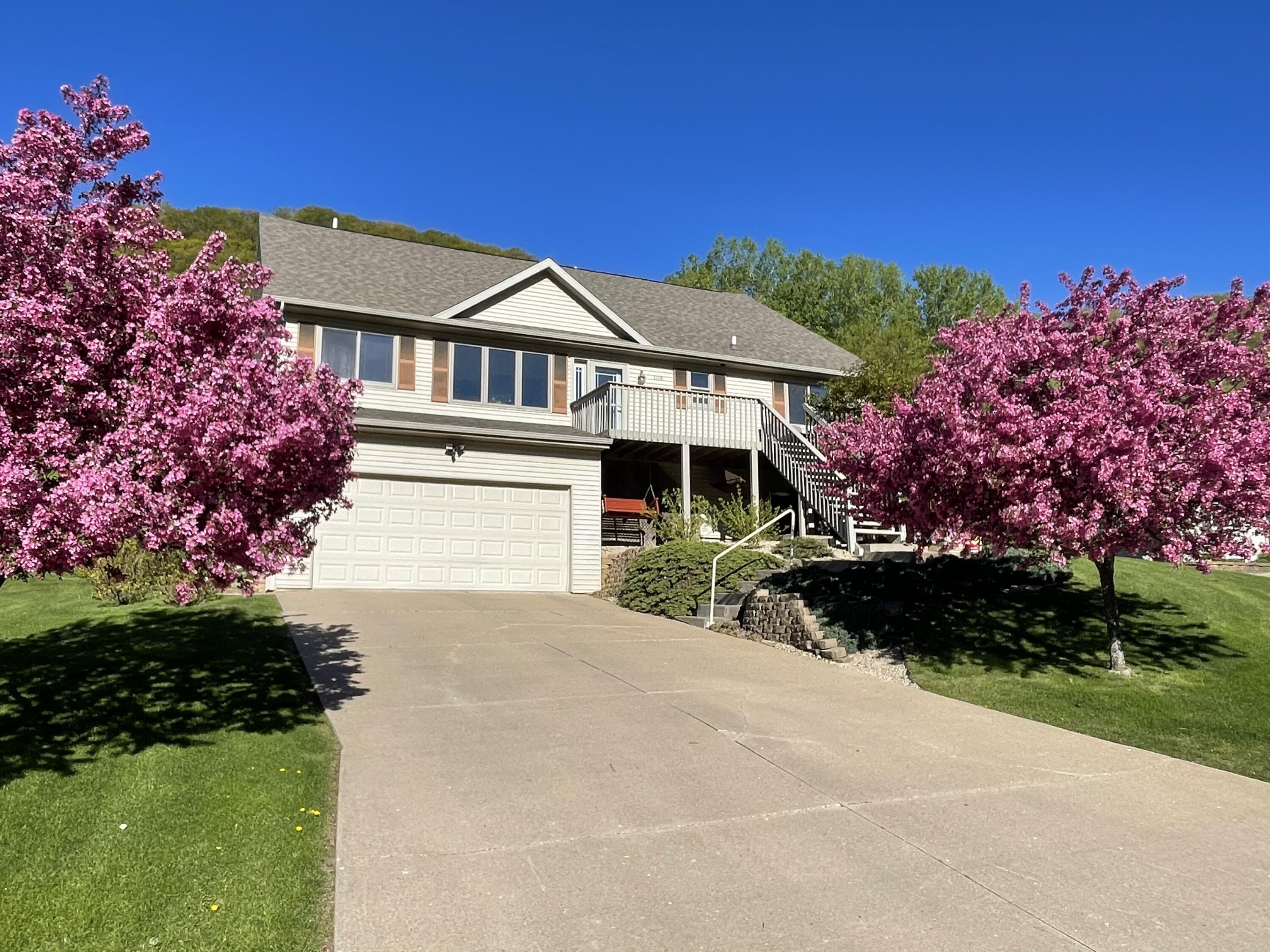 1115 JONATHAN LN, La Crescent, MN 55947 MLS 1740584 Edina Realty