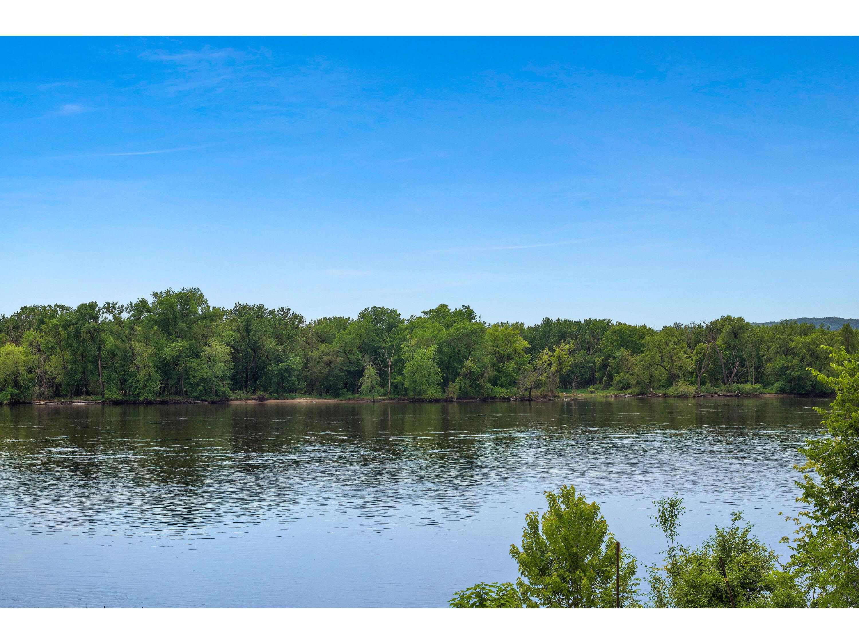 112-115 N Shore Fountain City WI 54629 1926753 image3