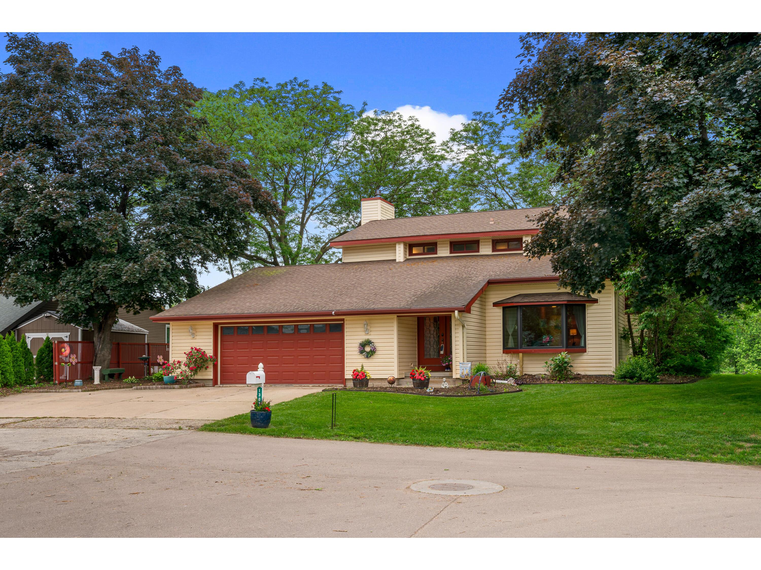 1301 La Crescent Campbell WI 54603 1920486 image1