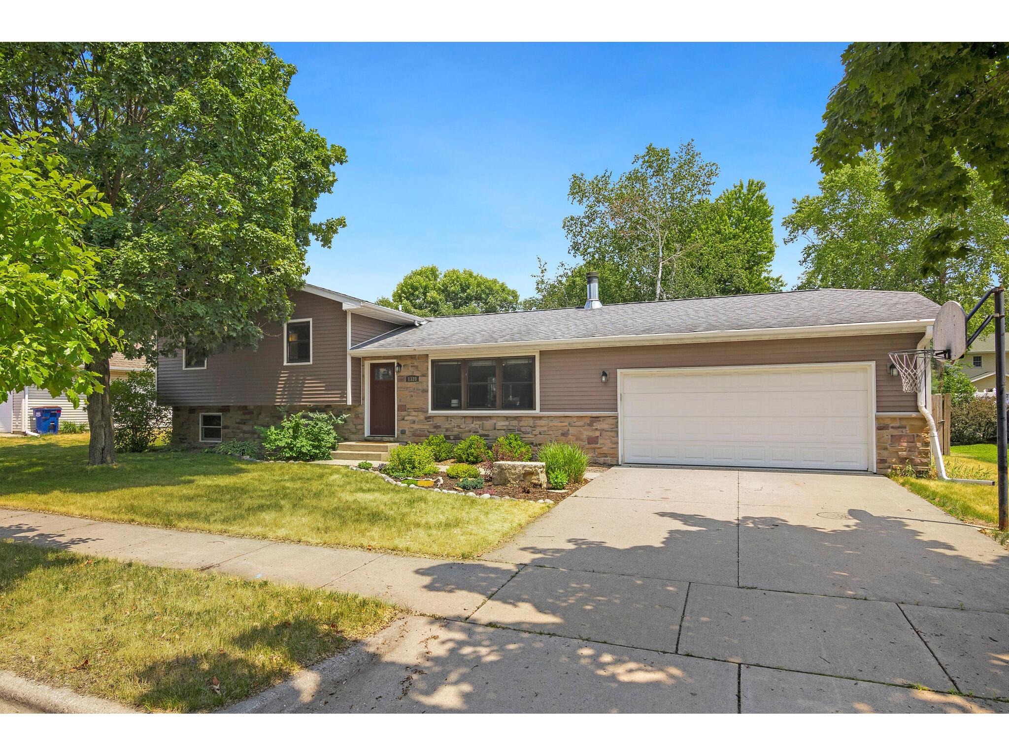 1328 Red Cedar Onalaska WI 54650 1839429 image1