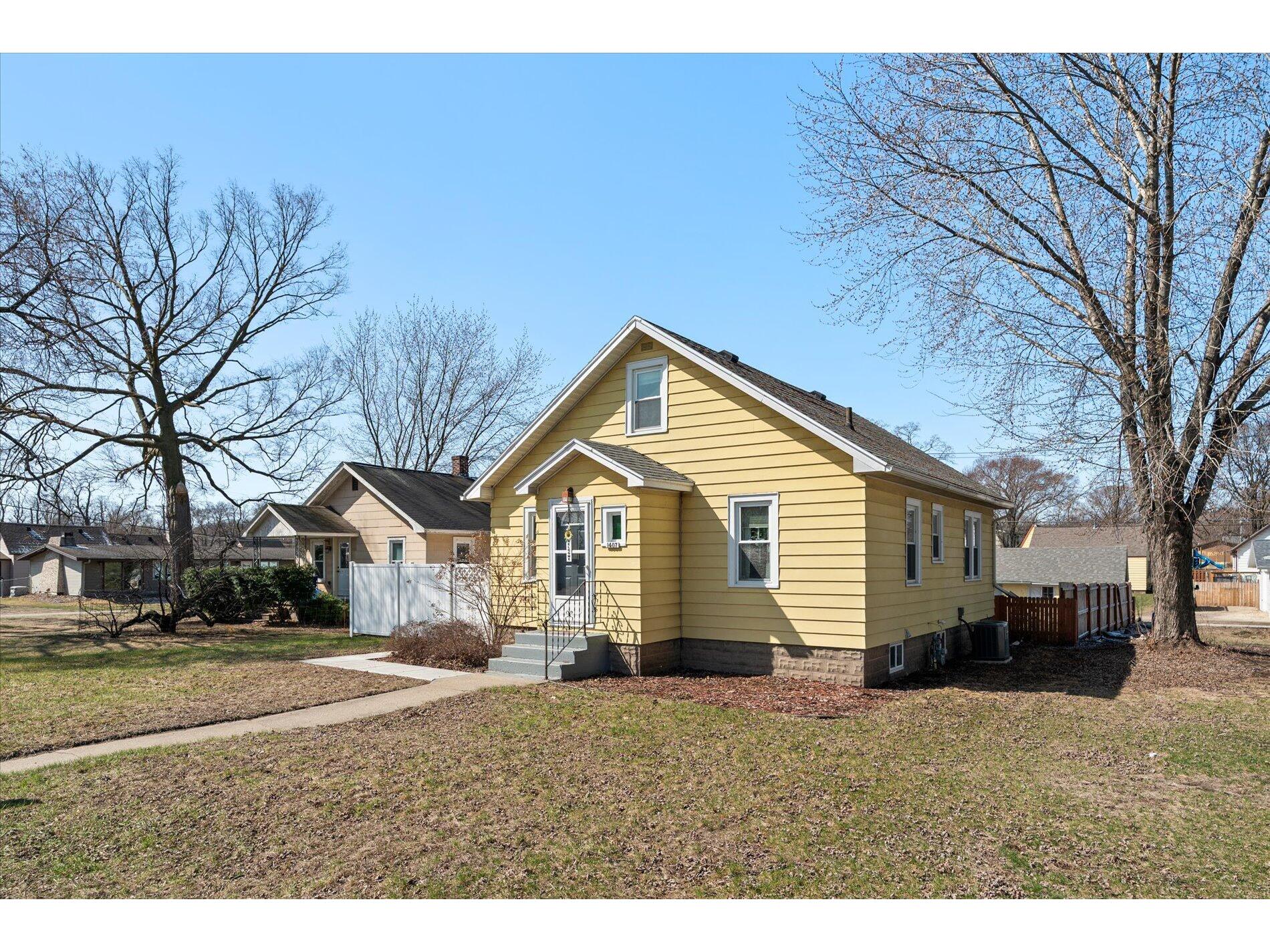 1407 Bainbridge Campbell WI 54603 1912154 image1