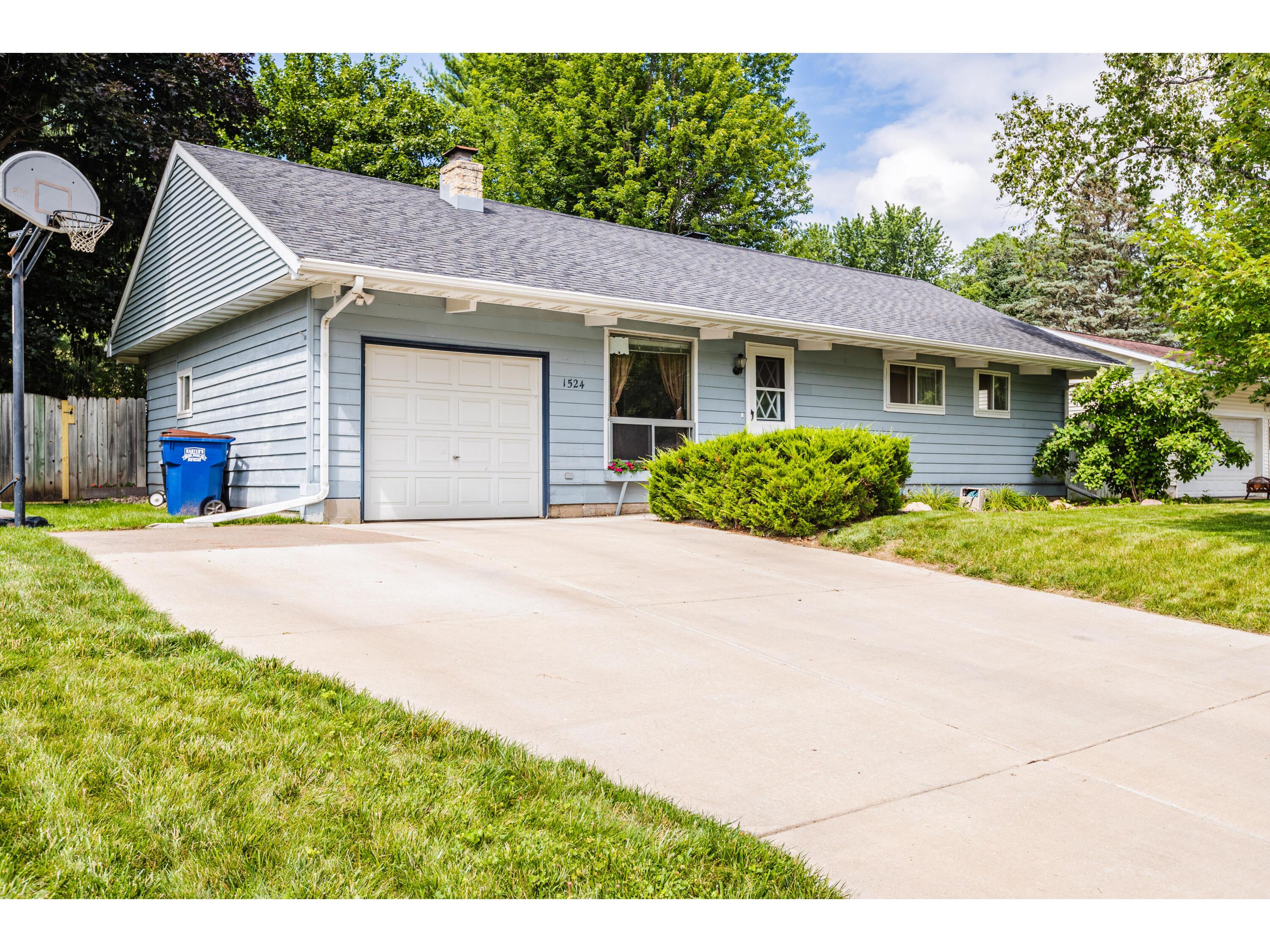 1524 Hoffman Pl, Onalaska, WI 54650 MLS 1752190 Edina Realty