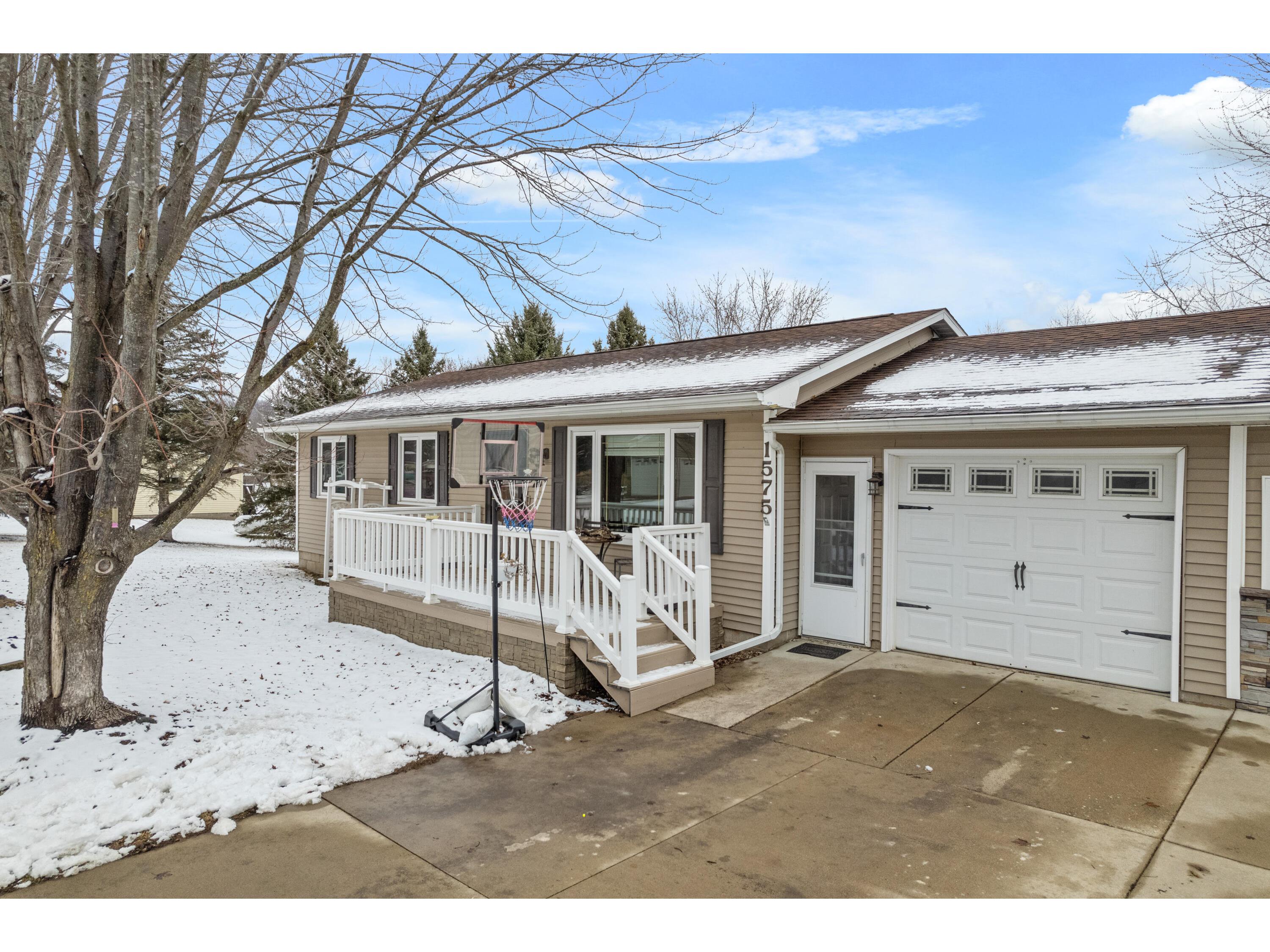 1575 N Hillview Buffalo City WI 54622 1951060 image1