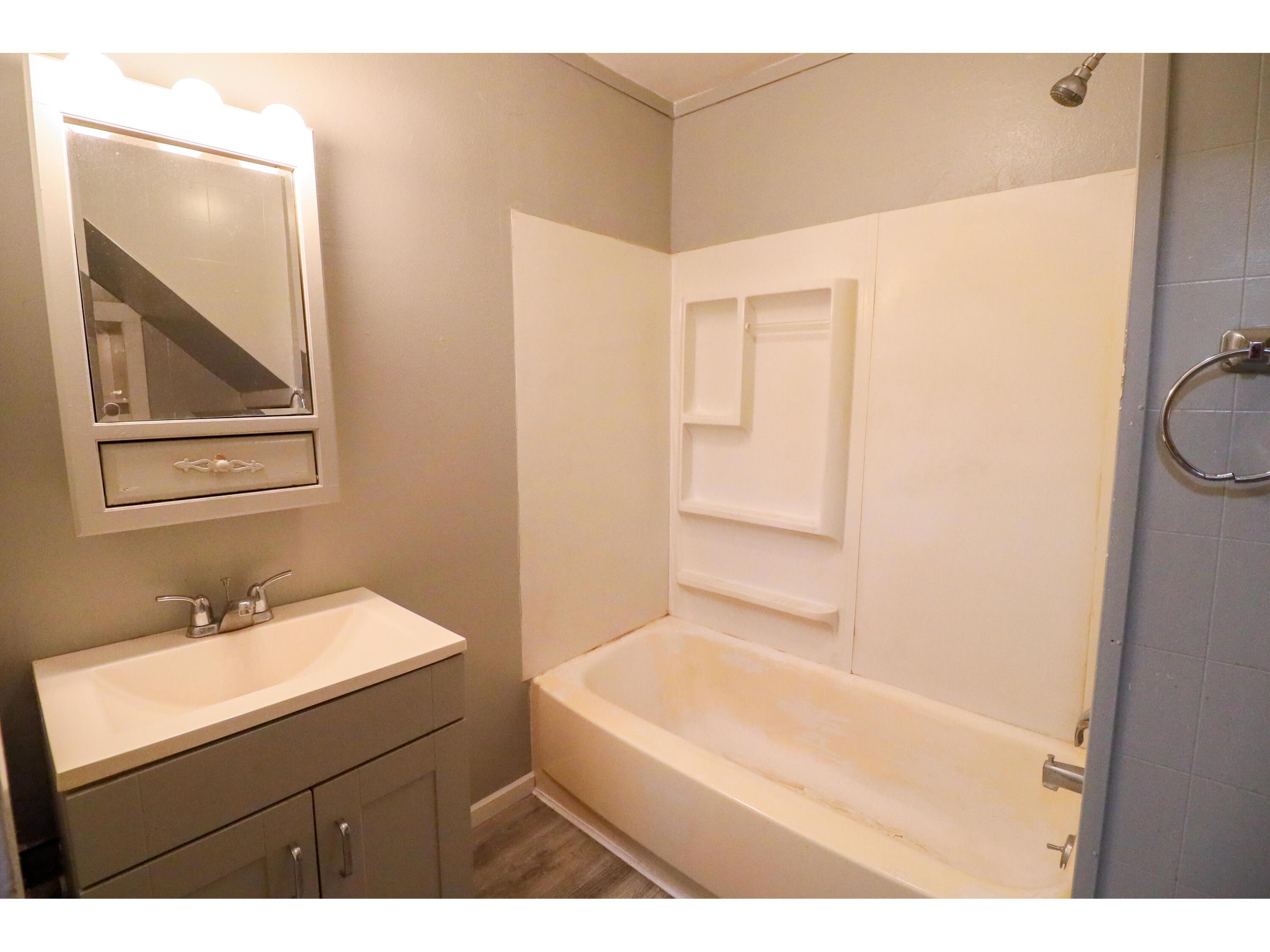 1608 Caroline Campbell WI 54603 1943910 image12