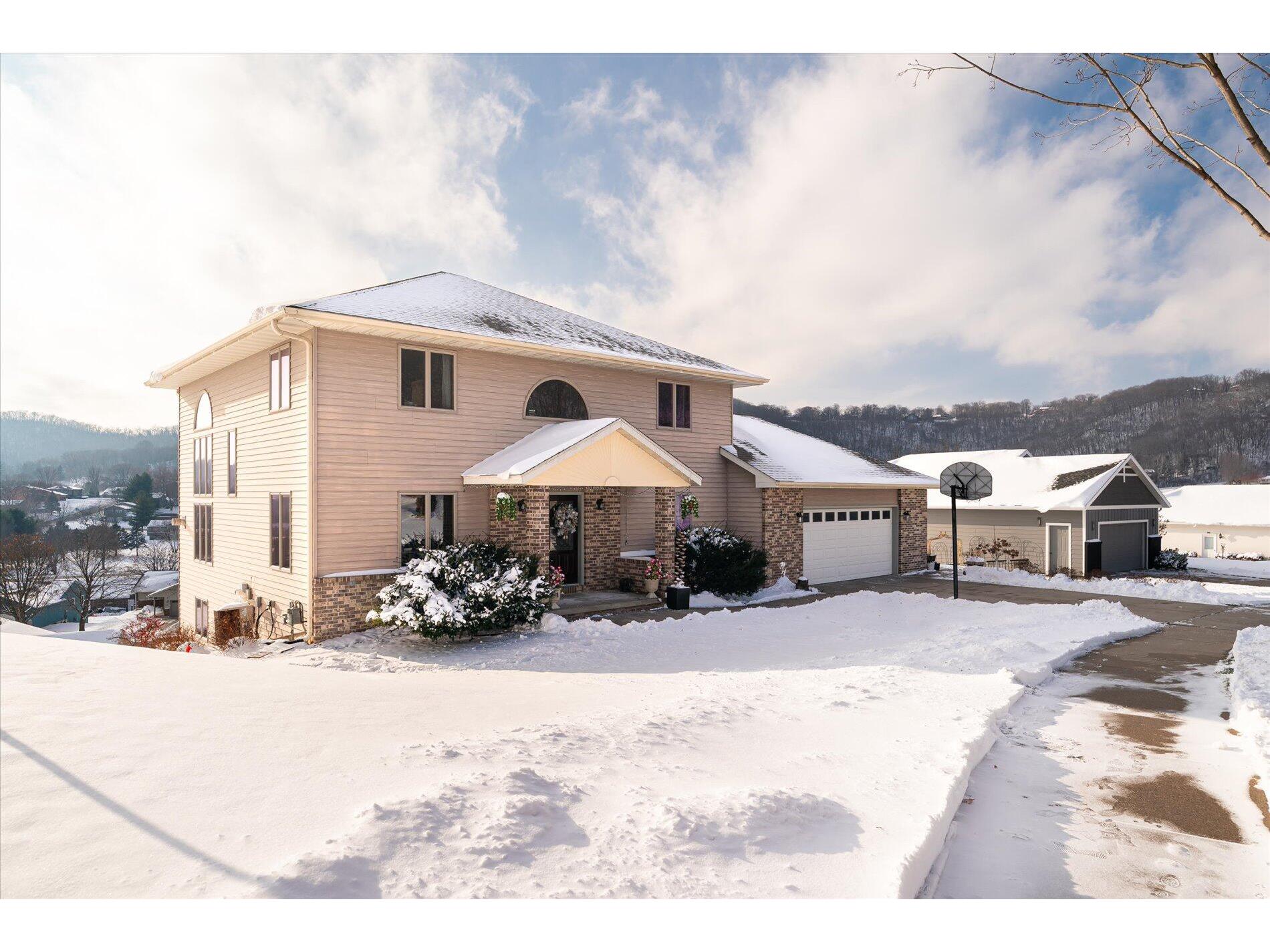 203 Eagles Bluff La Crescent MN 55947 1944436 image1
