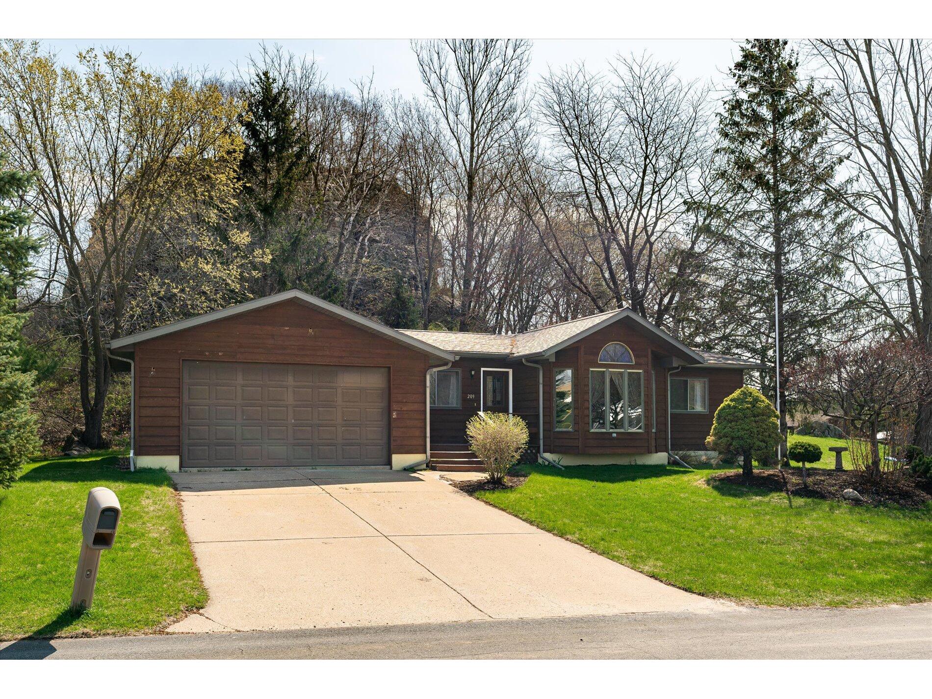 209 Parkwood Viroqua WI 54665 1832418 image1