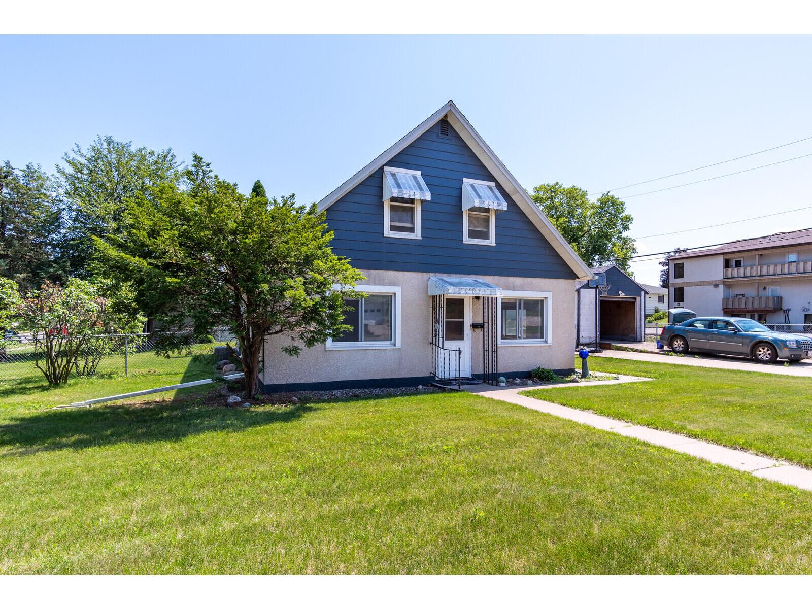 216 Poplar St, Onalaska, WI 54650 | MLS: 1799985 | Edina Realty