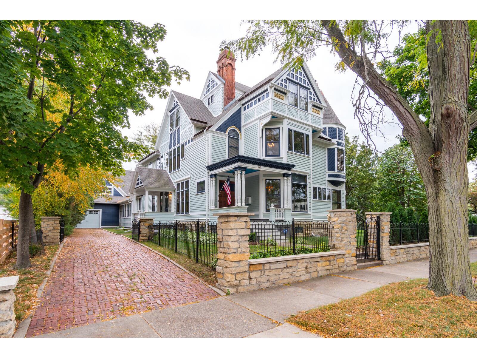 221 10th La Crosse WI 54601 1943068 image15