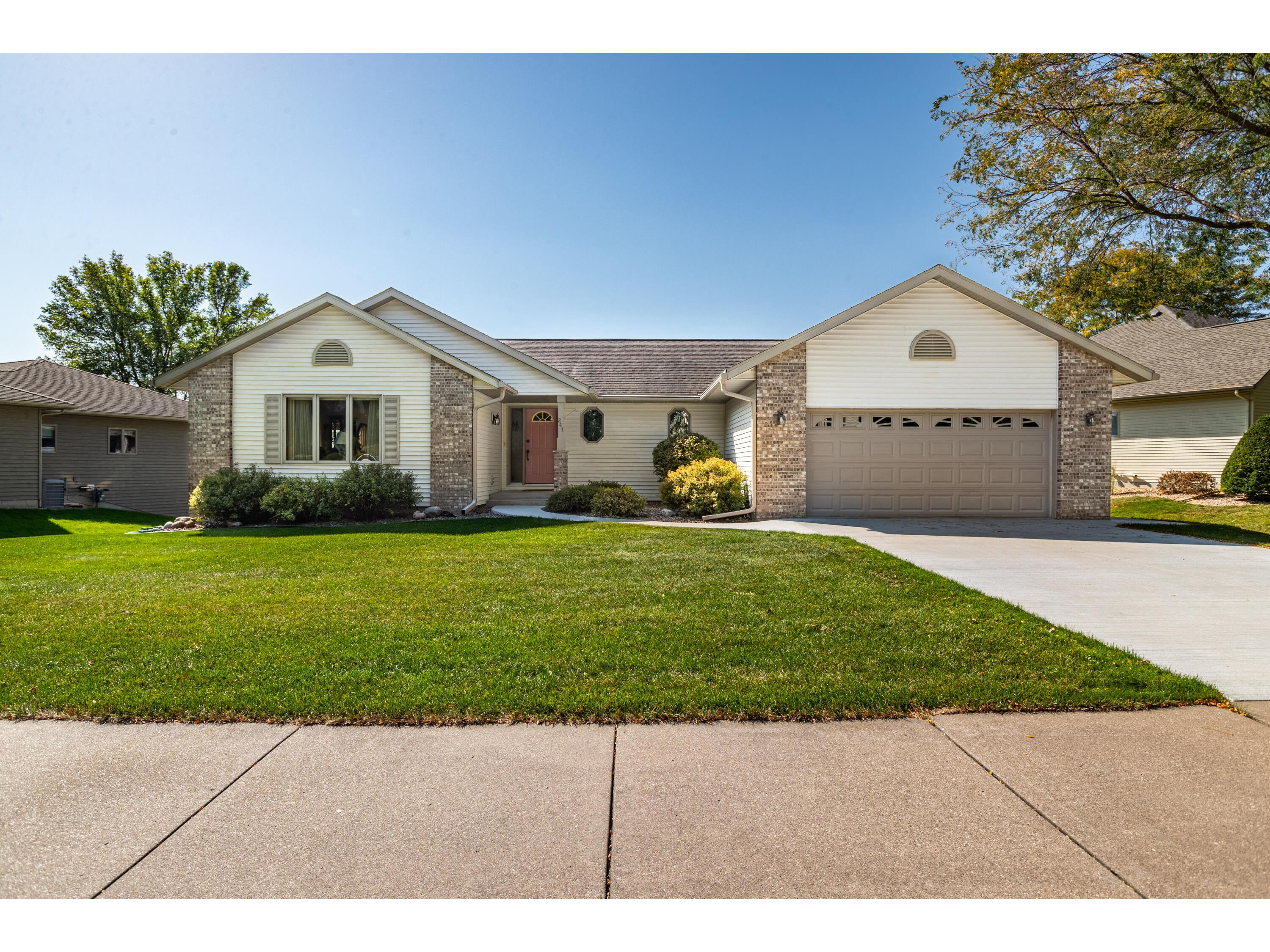 241 Larkspur Onalaska WI 54650 1894500 image1