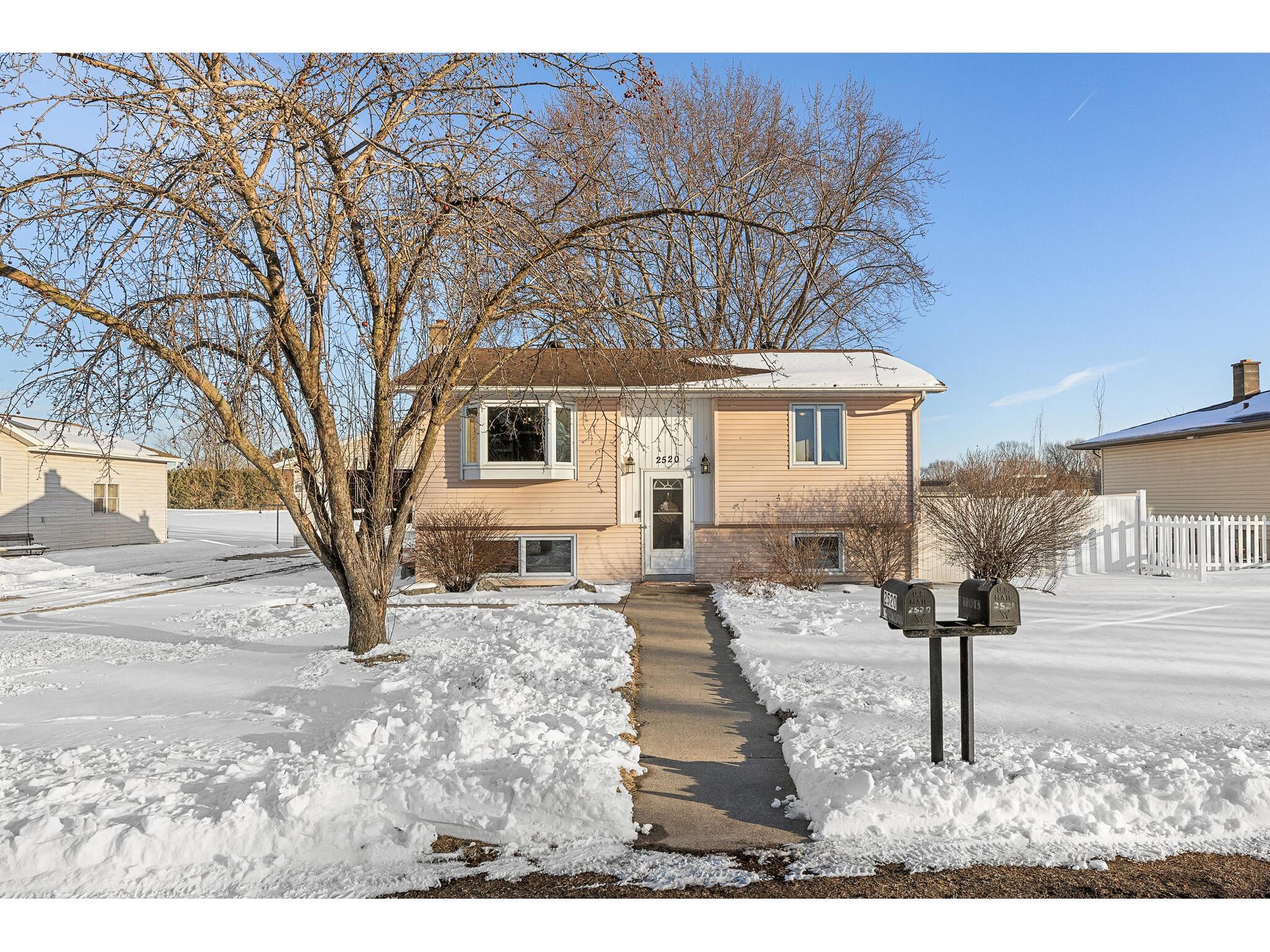 2520 Island Park Campbell WI 54603 1951668 image1