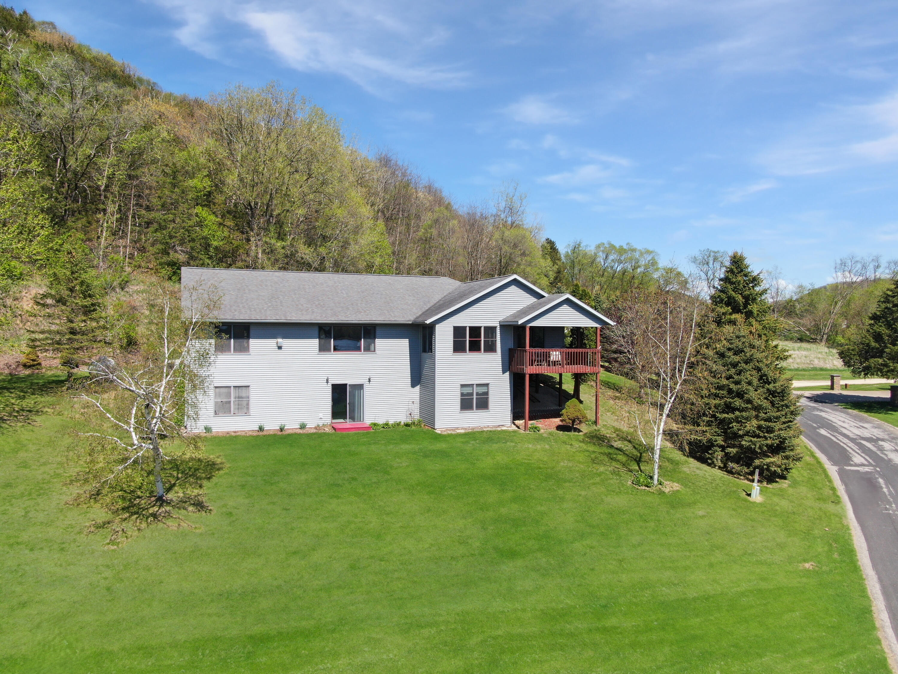 302 Hickory Genoa WI 54632 1916348 image1