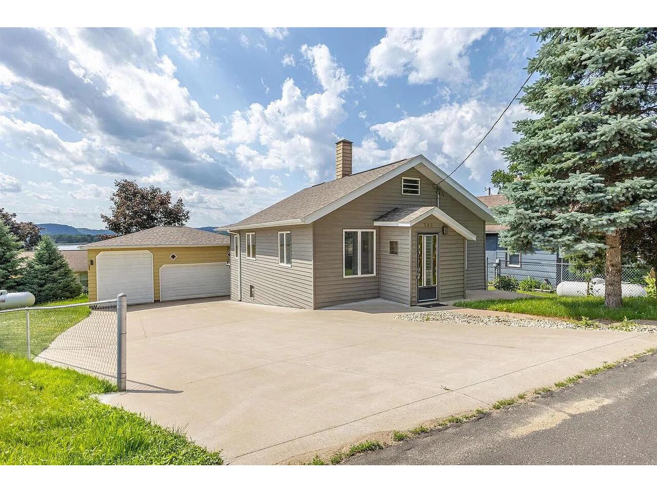 302 Walnut Genoa WI 54632 1928556 image1